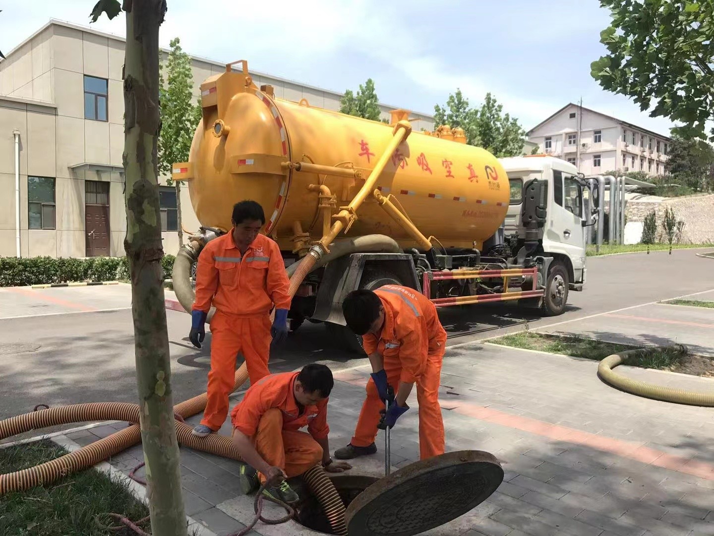 赤壁管道疏通车停在窨井附近