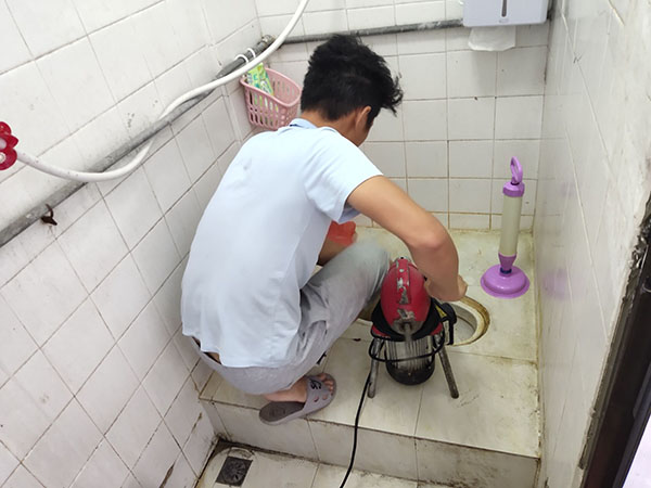 赤壁管道堵塞冒臭气 专业师傅现场解决问题